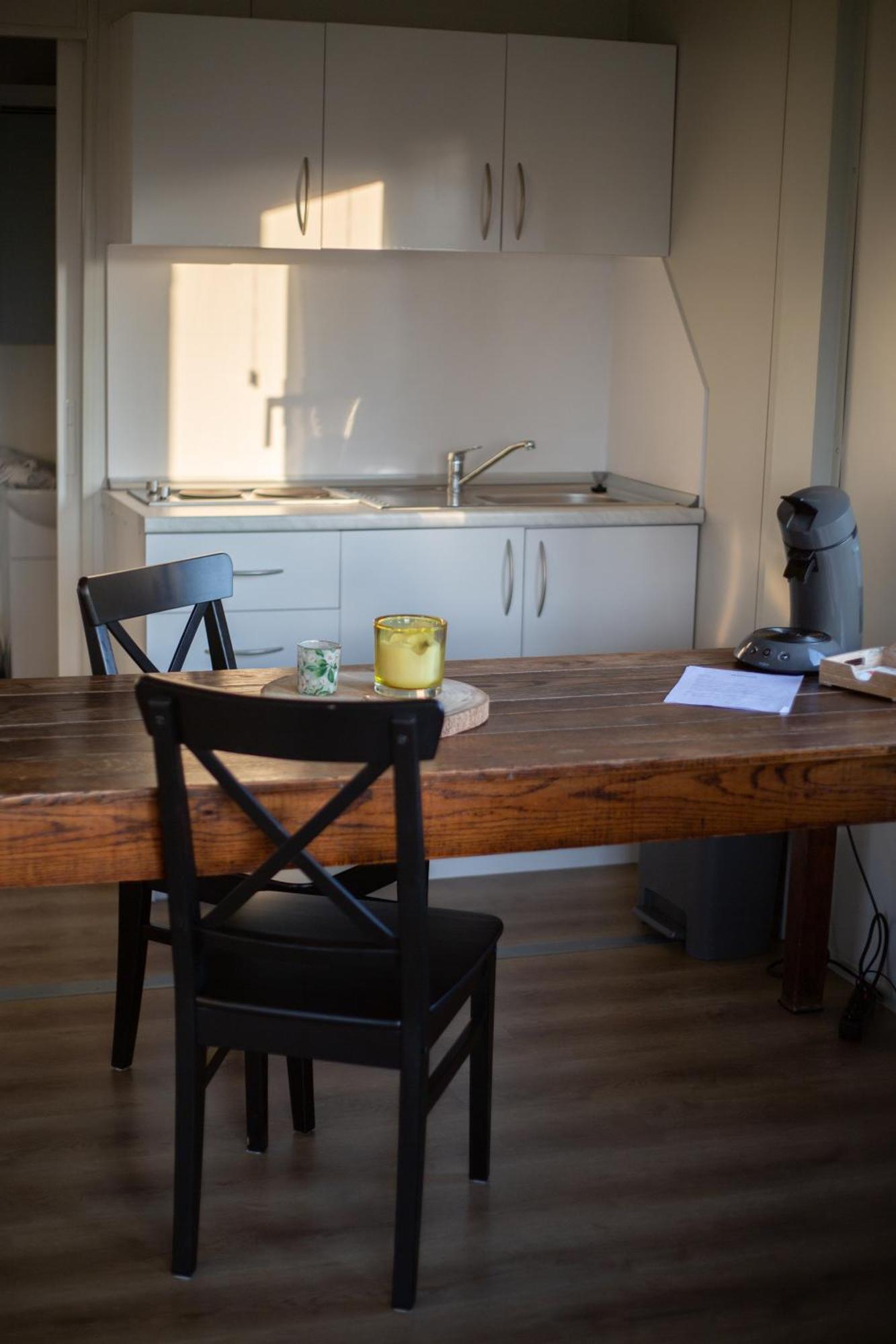Houten Huisje Tussen Paarden Nieuwerkerken Luaran gambar