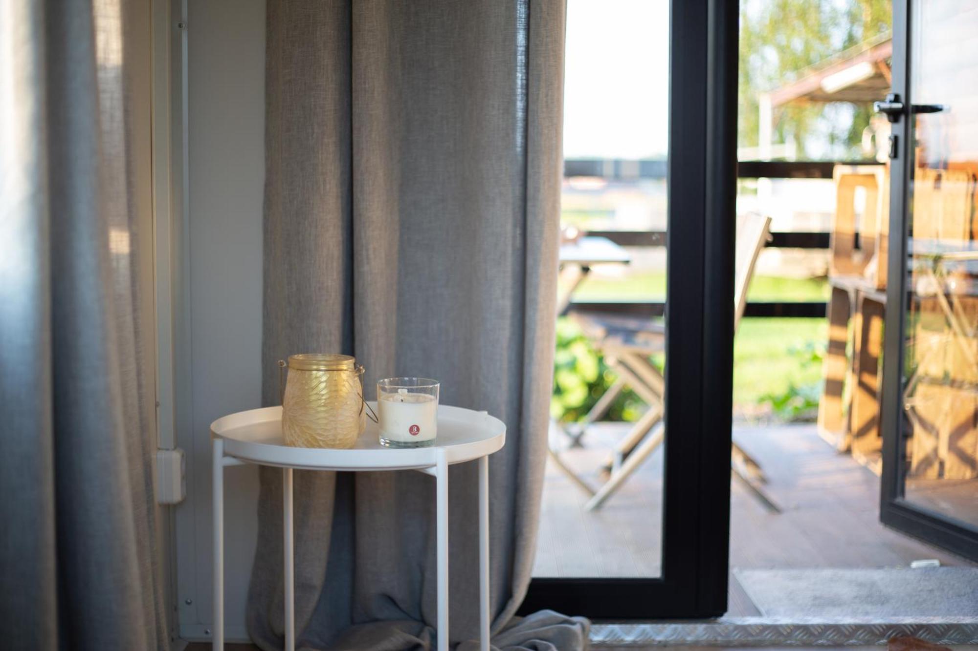 Houten Huisje Tussen Paarden Nieuwerkerken Luaran gambar