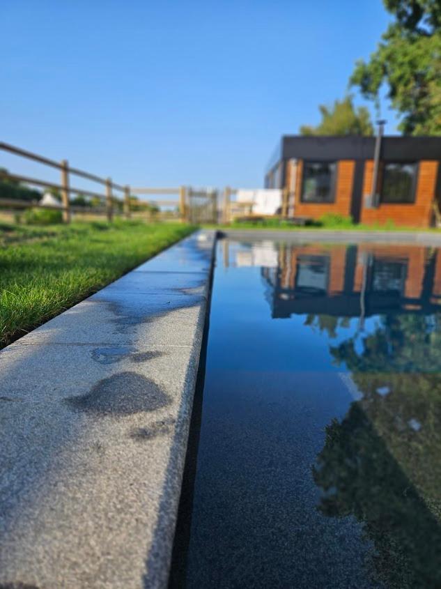 Houten Huisje Tussen Paarden Nieuwerkerken Luaran gambar